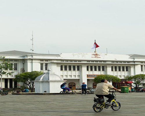 Suasana pagi di kota dengan secangkir kopi dan ponsel